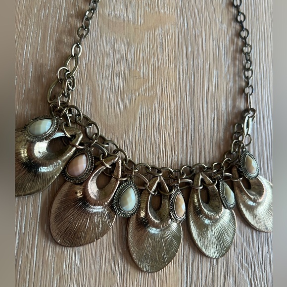 🐚🩵NEW YORK & CO. EVA MENDEZ COLLECTION BRONZE SHELL & ENAMEL NECKLACE🩵🐚 - Picture 1 of 4